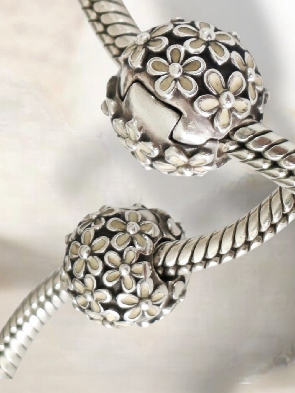 PANDORA Sterling Silver Darling Daisy Meadow Clip With White Enamel Retired